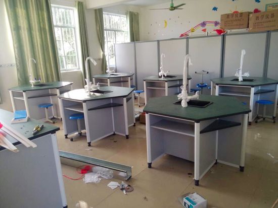 小學(xué)科學(xué)實(shí)驗(yàn)室.jpg